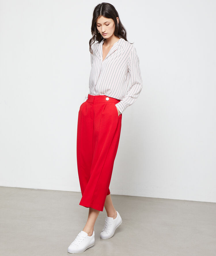 Pantalón ancho carmín.