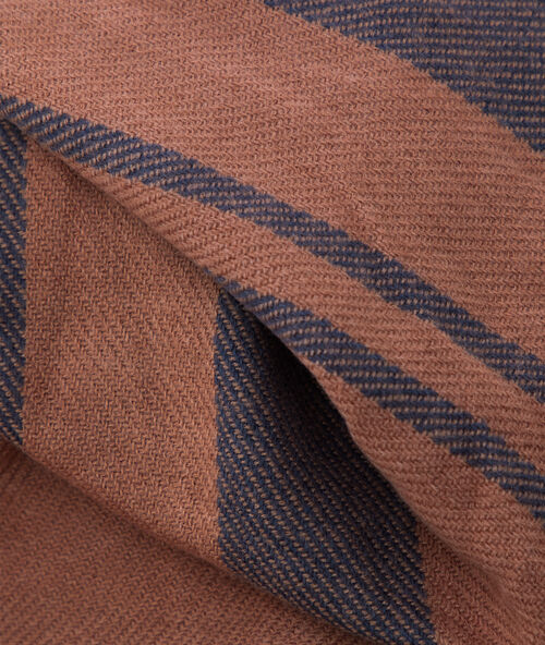 Bufanda con estampado de rayas marrón.