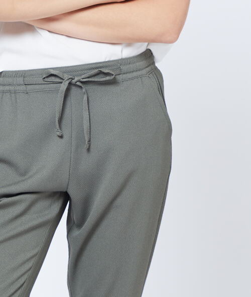 Pantalón alto con cinturón caqui.