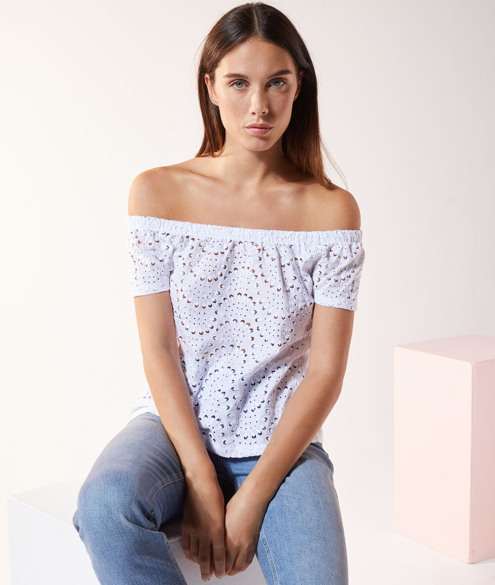 Camiseta guipur hombros al descubierto blanco.