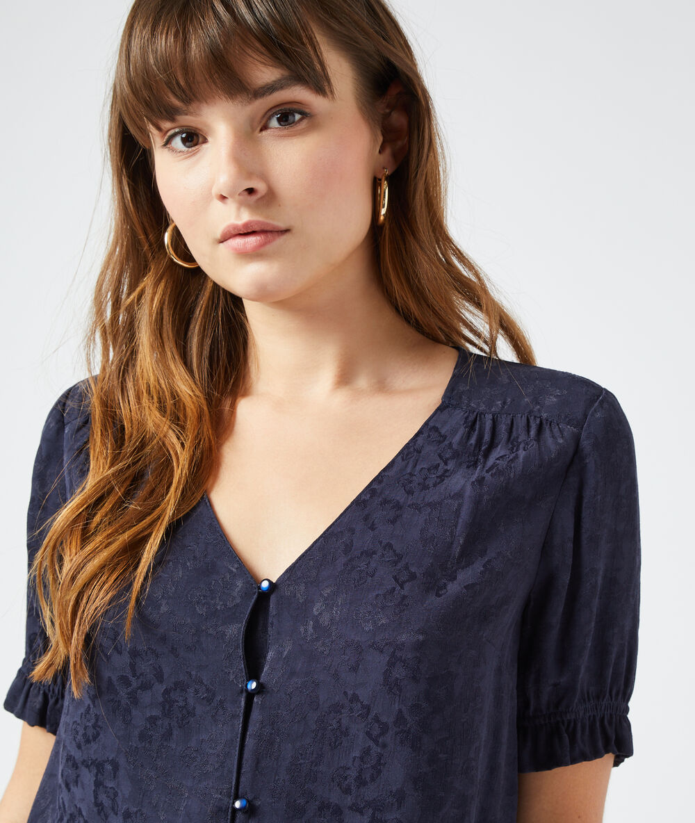 Blusa estampado floral azul marino.