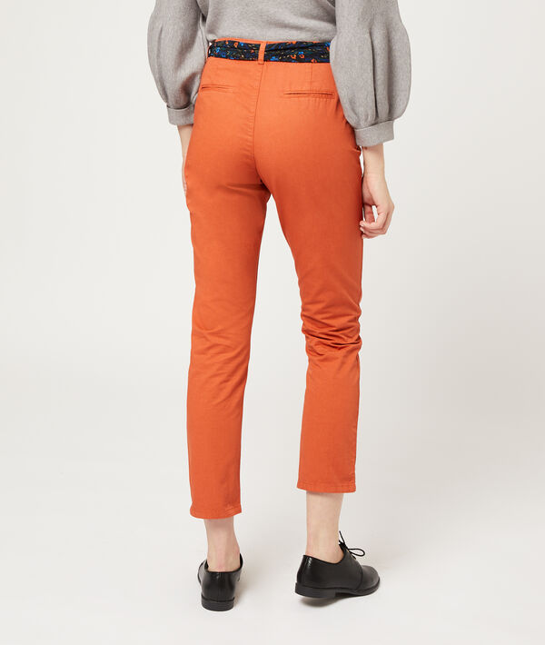 Pantalón recto con cinturón pañuelo Pantalón recto con cinturón pañuelo