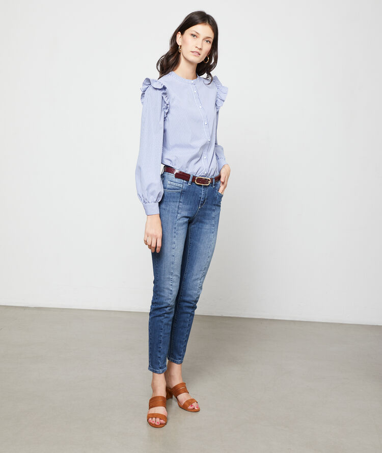 Camisa con volantes y rayas azul marino.