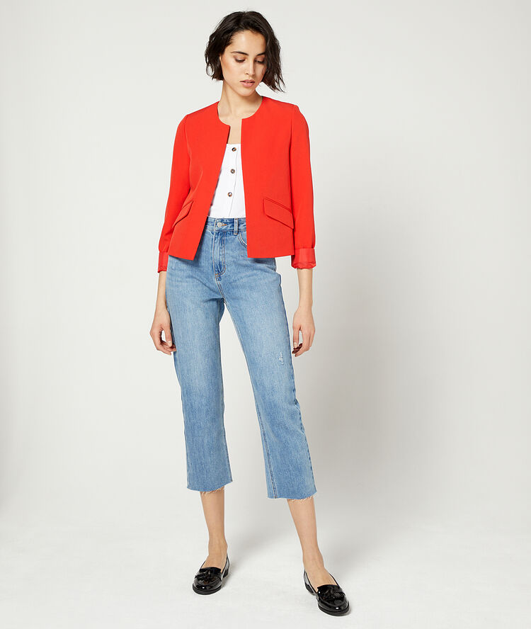 Americana entallada cuello redondo rojo.