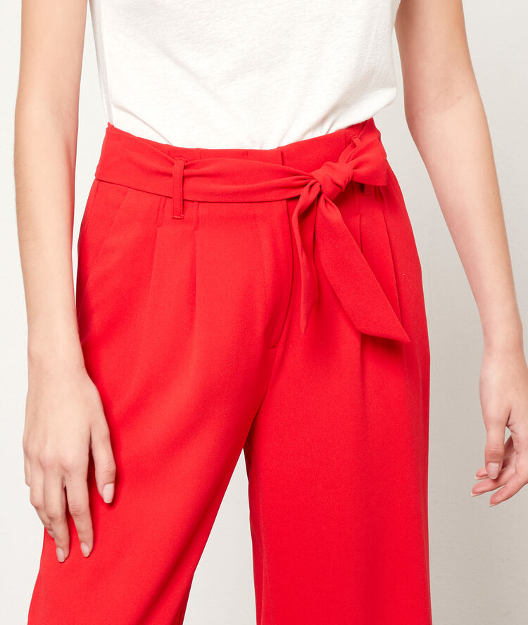 Pantalón ancho con cinturón lazada rojo.