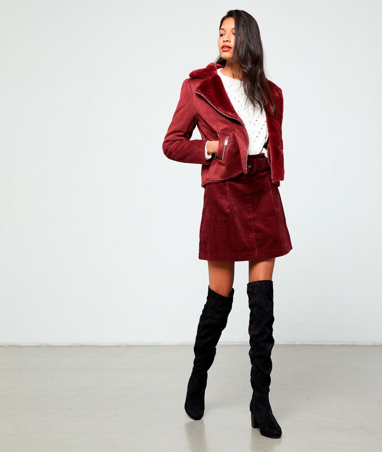 Chaqueta biker con forro rojo.