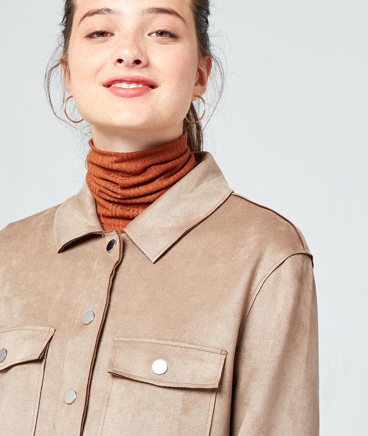 Chaqueta corta efecto ante crudo.