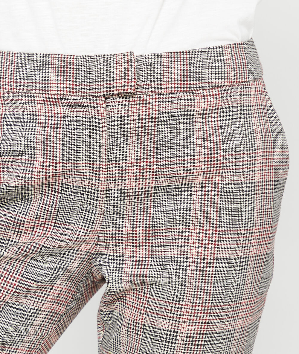 Pantalón estampado príncipe de gales carmín.