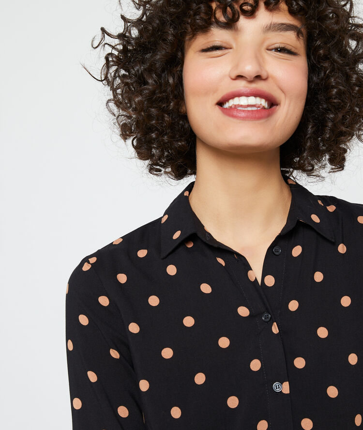 Blusa de lunares negro.