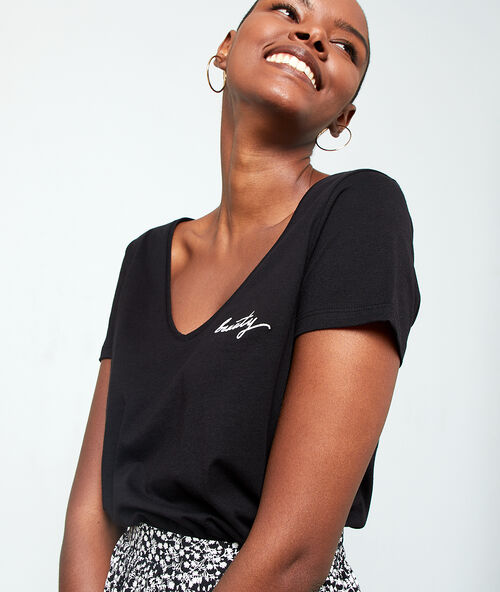 Camiseta bordada &lsquo;beauty&rsquo; negro.