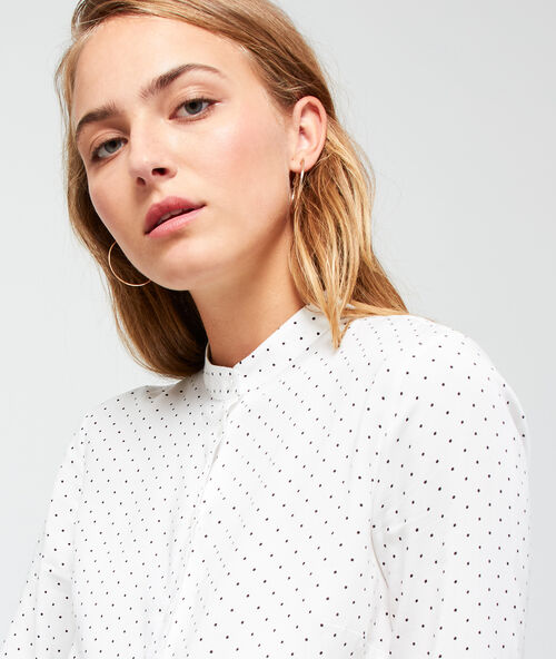 Camisa cuello redondo de lunares crudo.