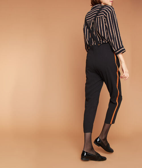 Pantalón de talle alto con tirantes Pantalón de talle alto con tirantes