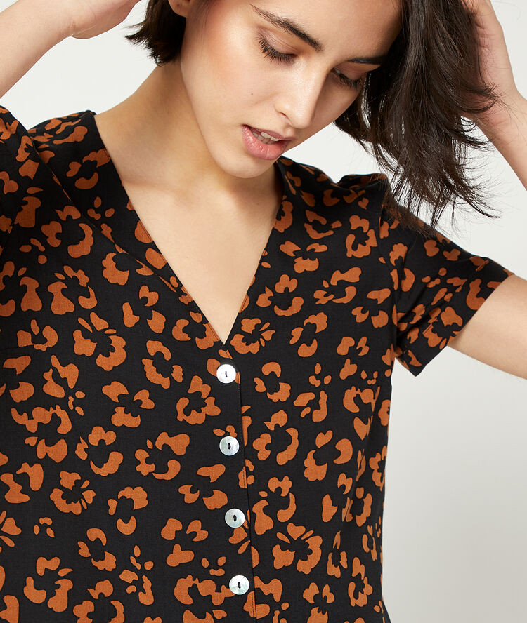 Blusa estampado floral negro.