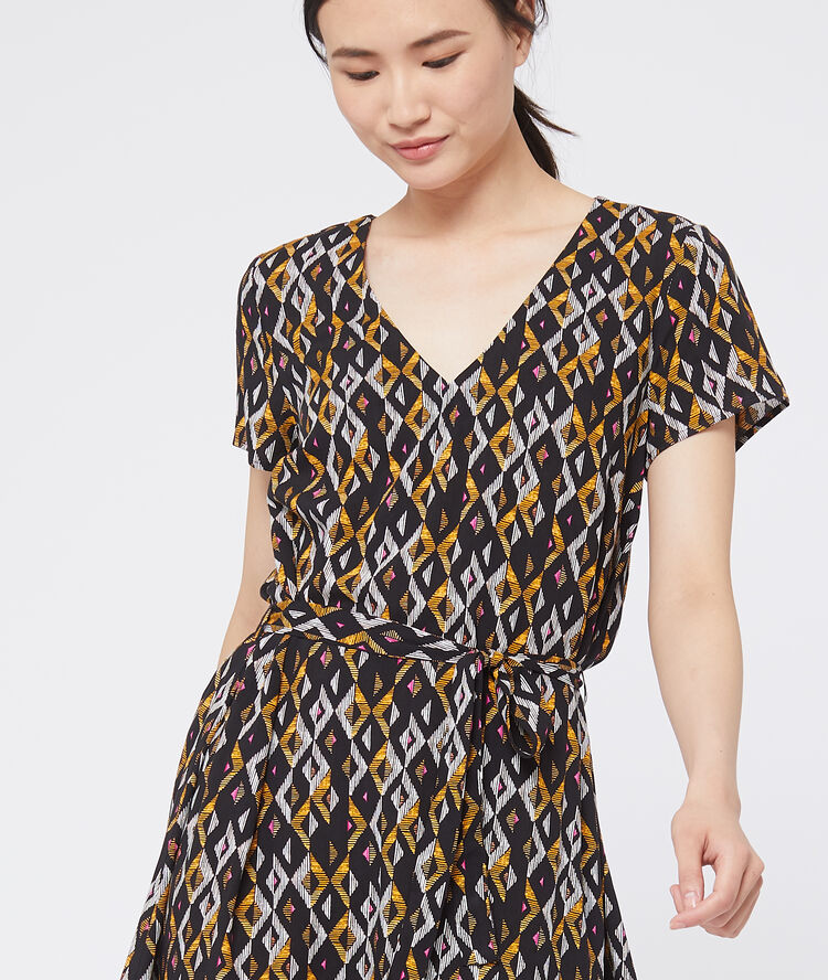 Vestido acampanado estampado gráfico negro.