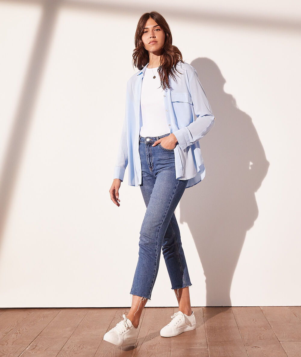 Camisa con bolsillo azul cielo.