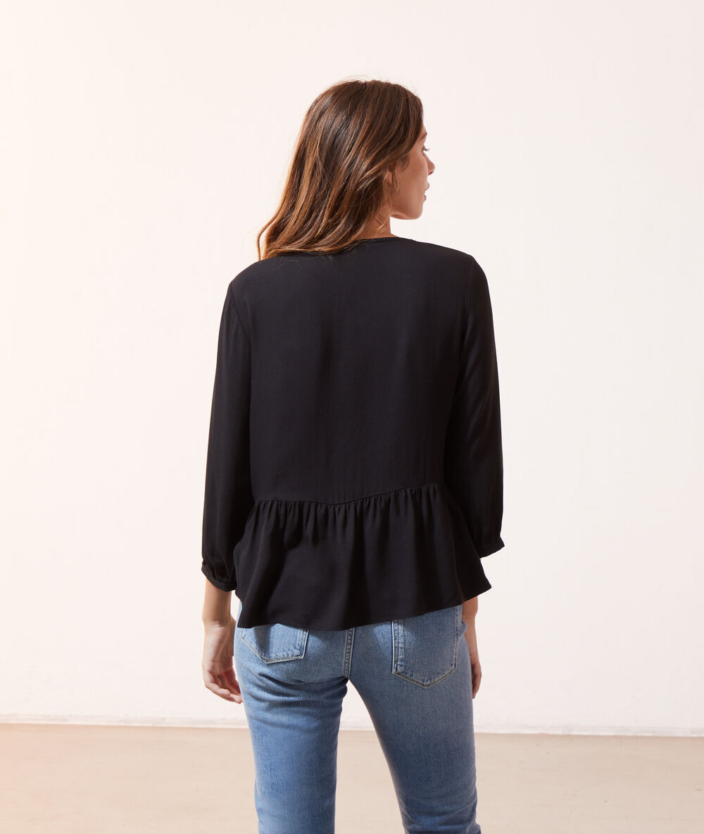 Blusa con volantes y botones negro.