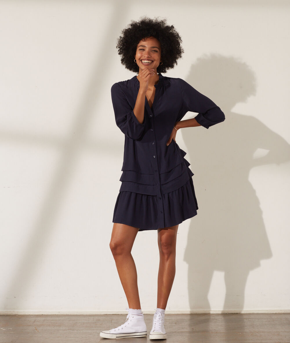 Vestido con volantes azul marino.