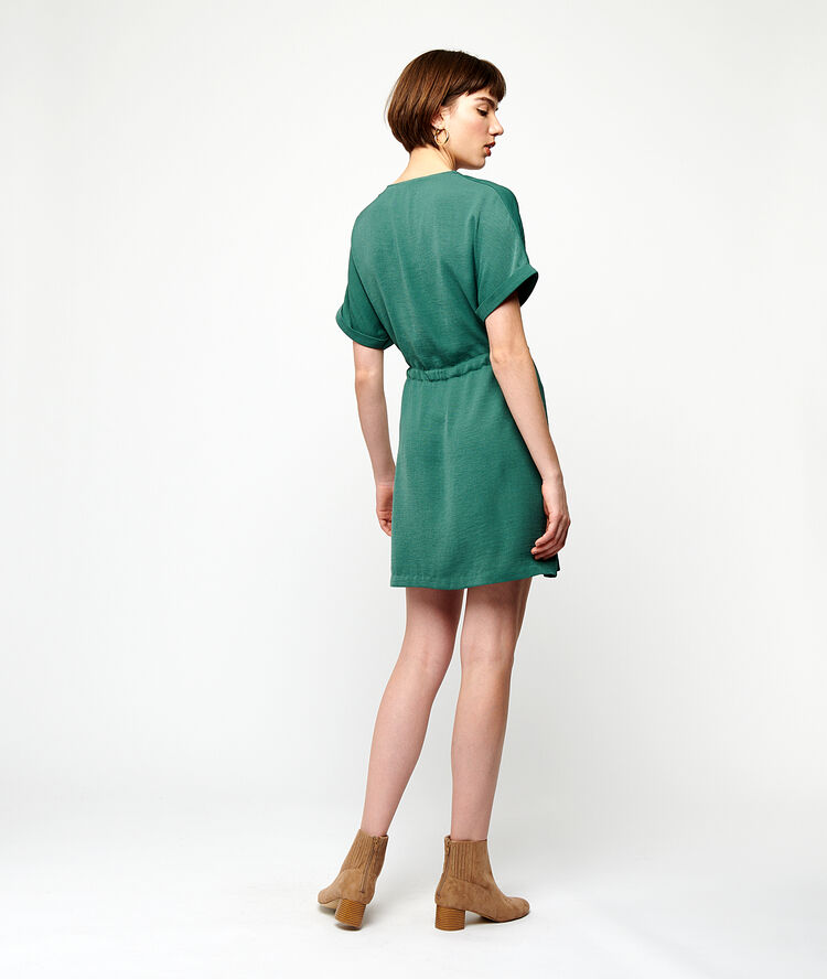 Vestido ajustado con botones turquesa.