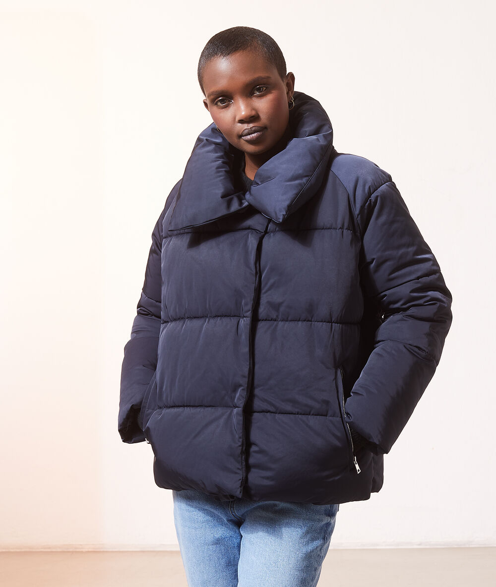 Anorak acolchado azul marino.