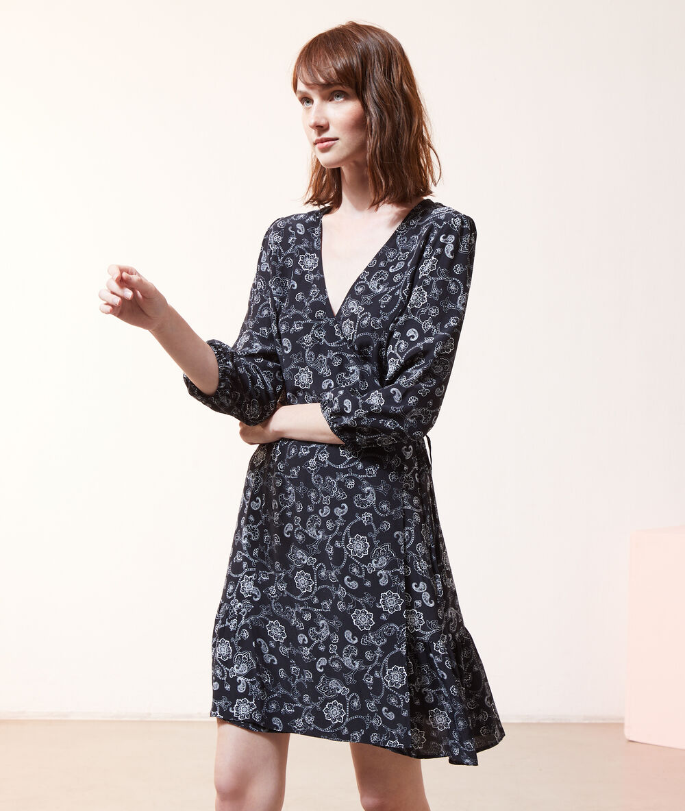 Vestido estampado floral negro.