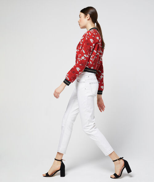 Chaqueta tipo bomber estampado floral rojo.