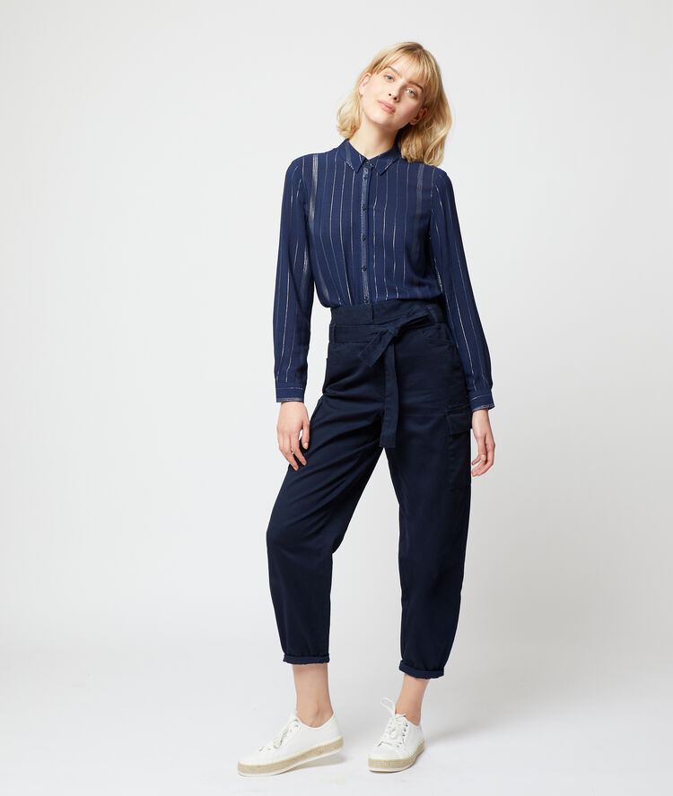 Pantalón de talle alto y 7/8 azul marino.