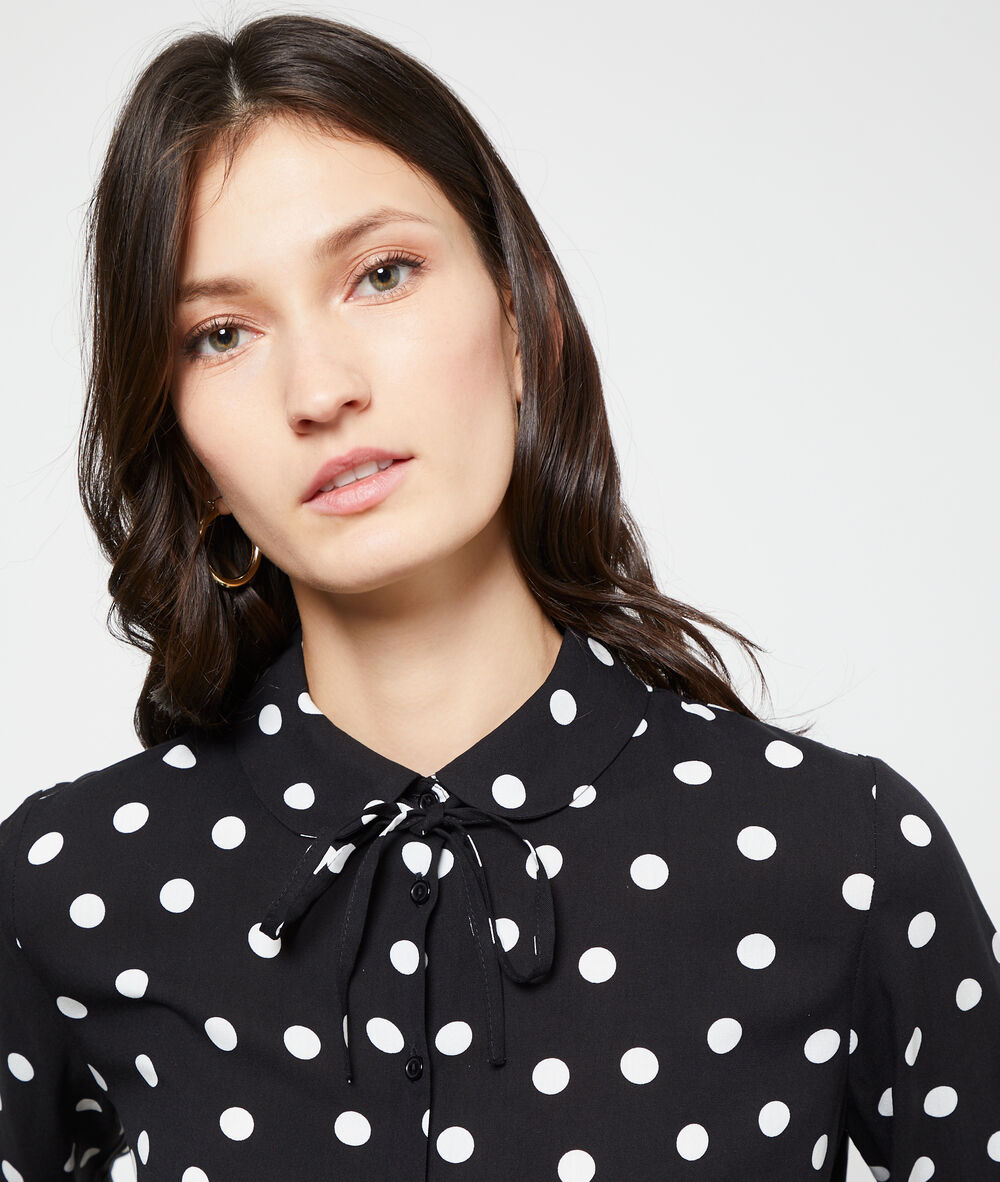 Blusa cuello claudine de lunares negro.
