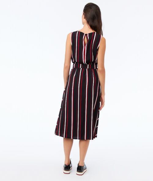 Vestido con cinturón estampado de rayas negro.