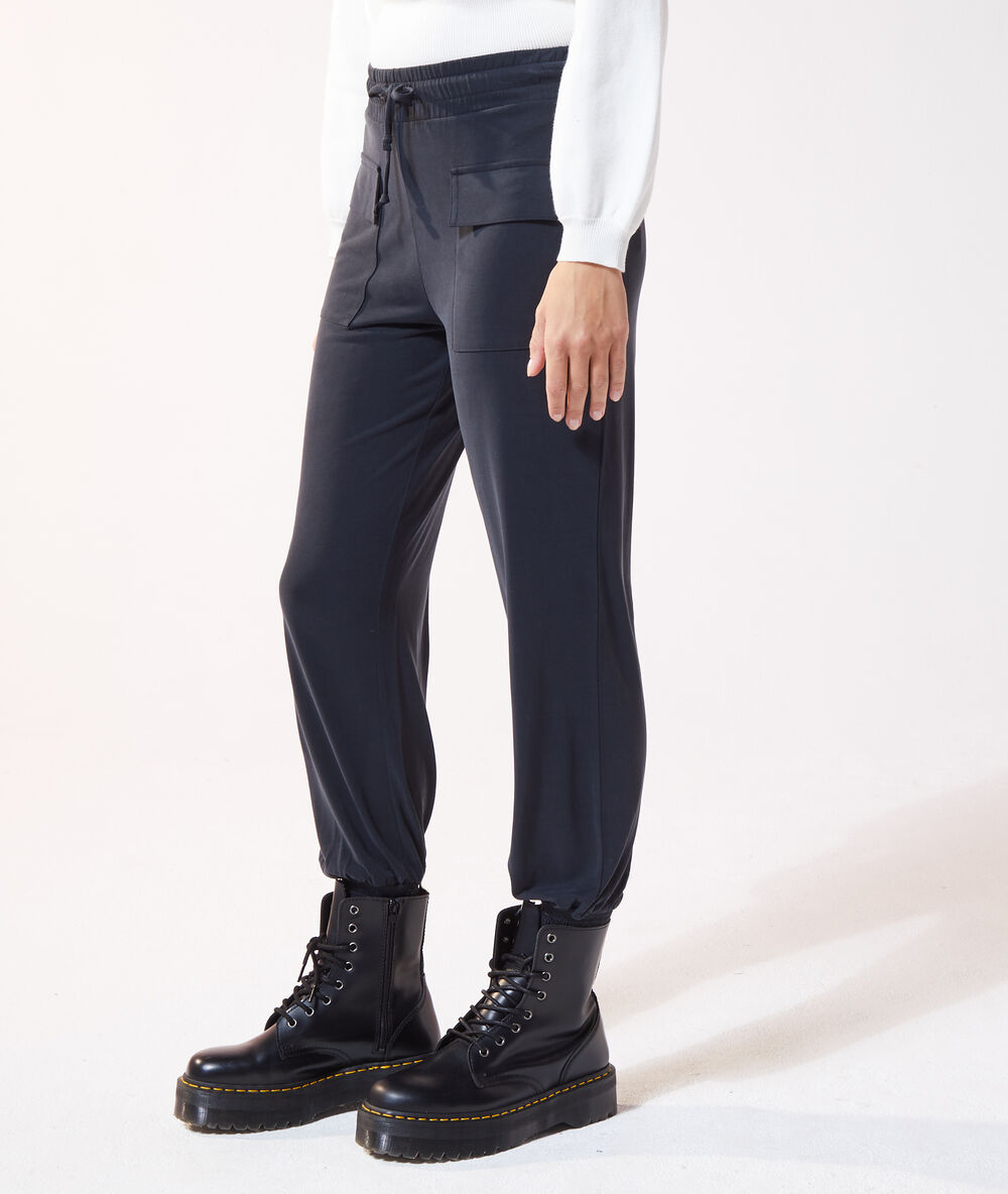 Pantalón jogging negro.