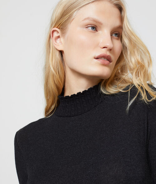 Camiseta de punto de cuello cisne negro.