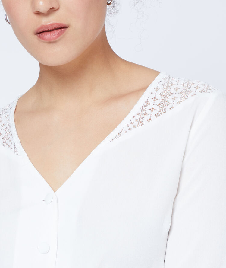 Blusa abotonada de guipur crudo.