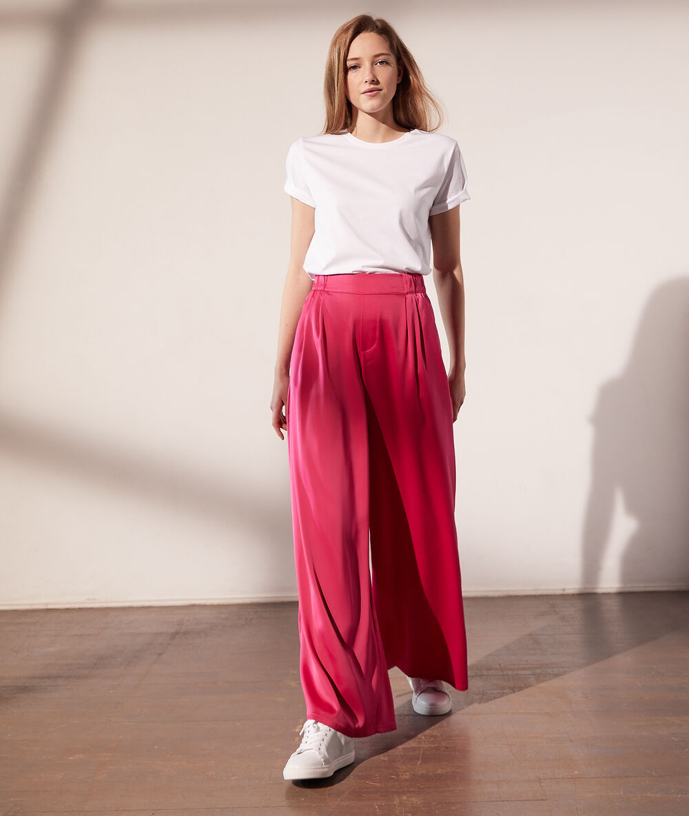 Pantalón ancho satinado rosa.
