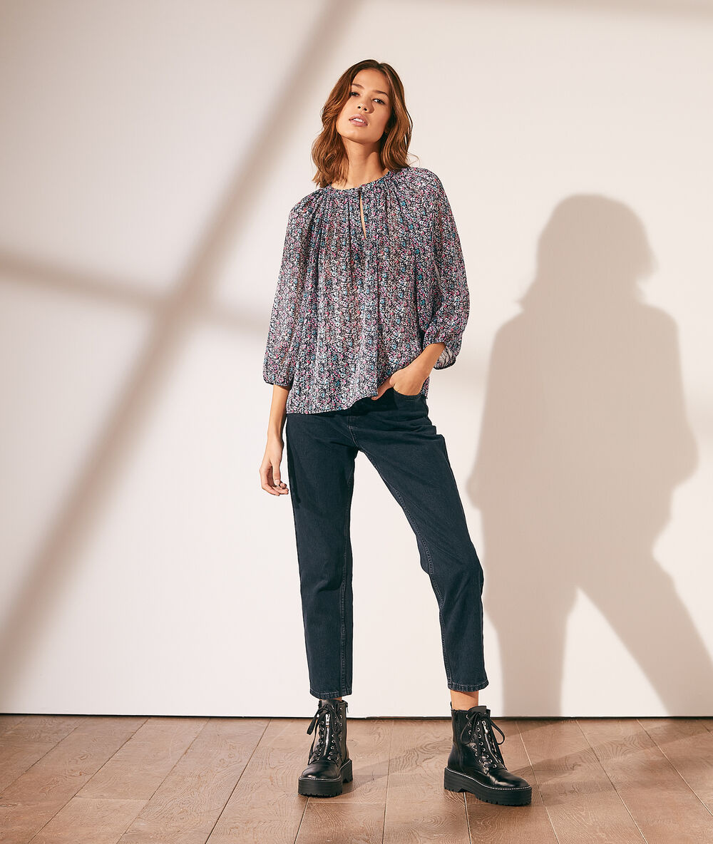 Blusa estampado floral azul.