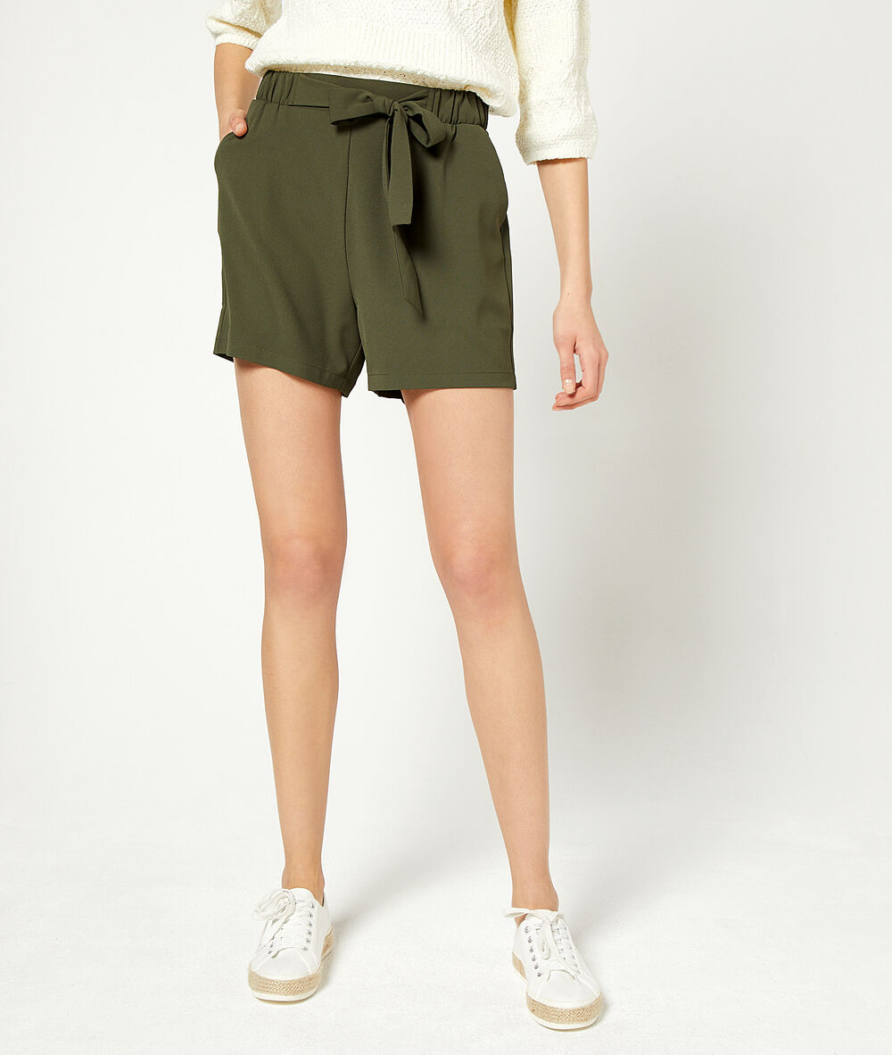 Pantalón corto con lazada caqui.