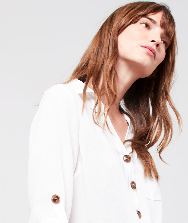 Blusa de botones tipo ámbar blanco.