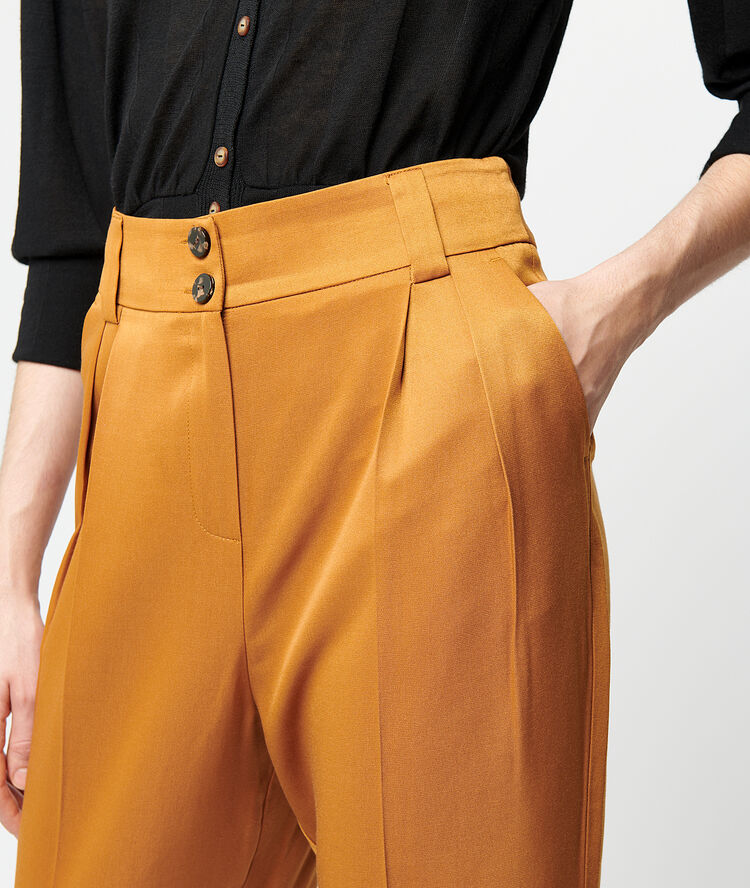 Pantalón de talle alto ámbar.