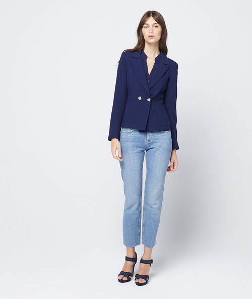 Blusa calada azul marino.