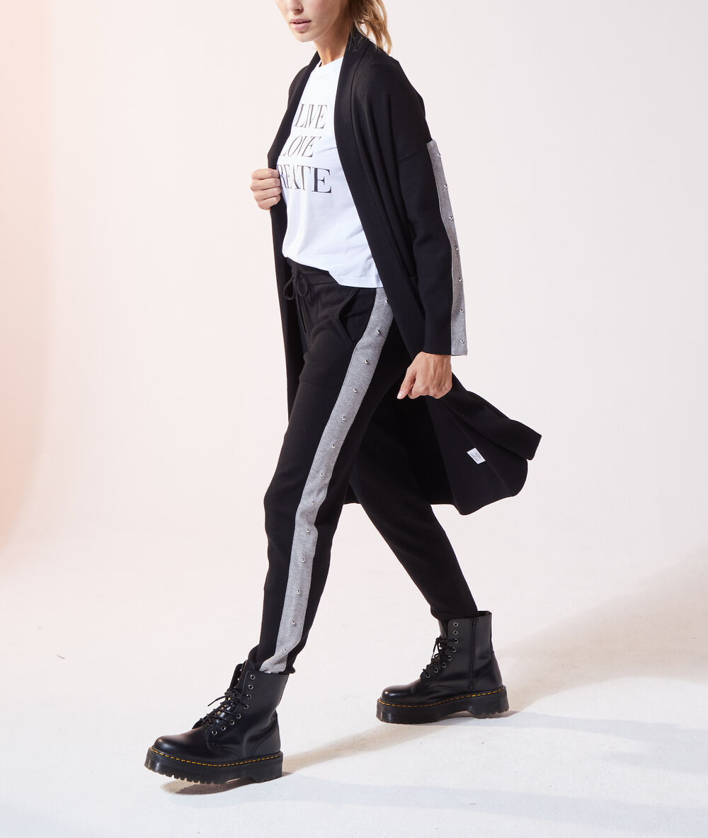 Pantalón jogguing con detalles negro.