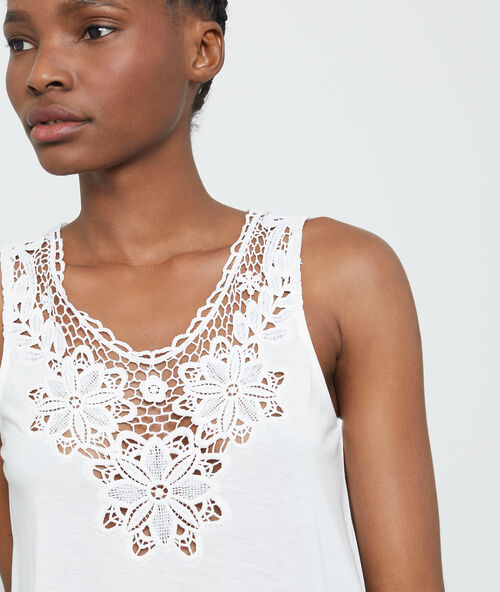 Camiseta cuello redondo con encaje y guipur crudo.