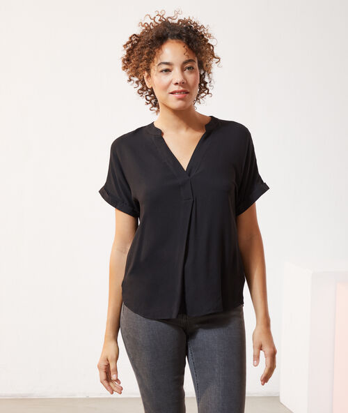 Blusa cuello tunecino negro.