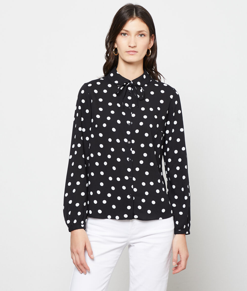 Blusa cuello claudine de lunares negro.
