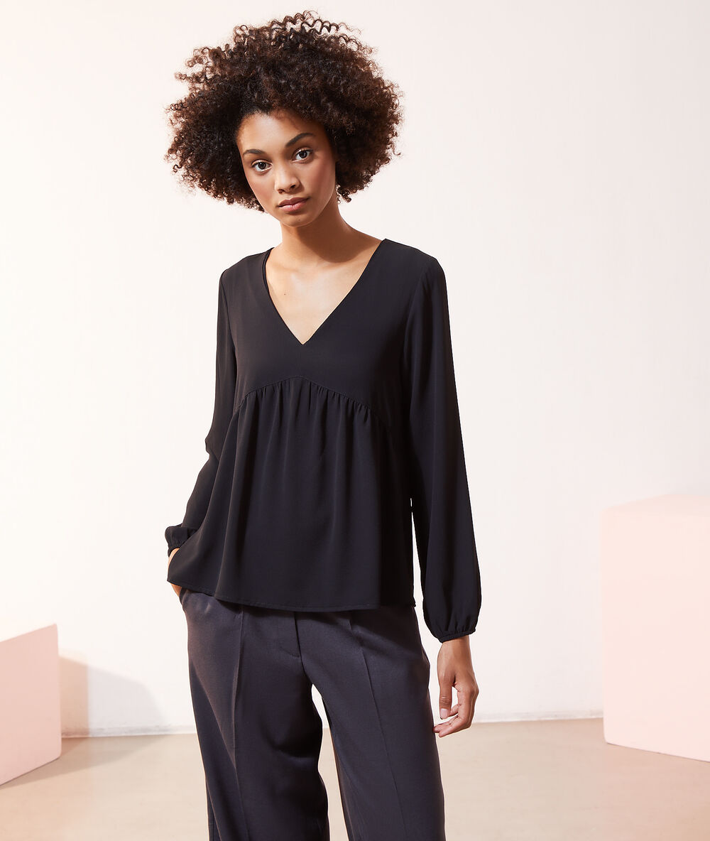 Blusa vaporosa 2 en 1 con top integrado negro.