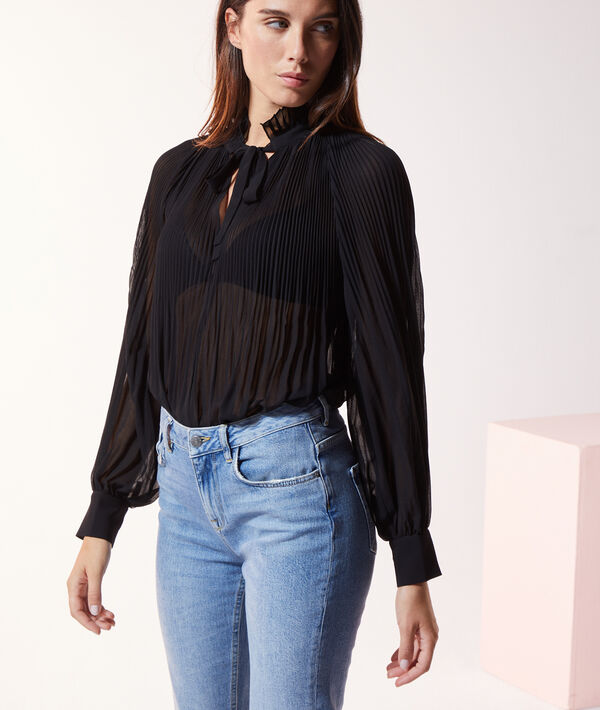 Blusa plisada con lazada Blusa plisada con lazada