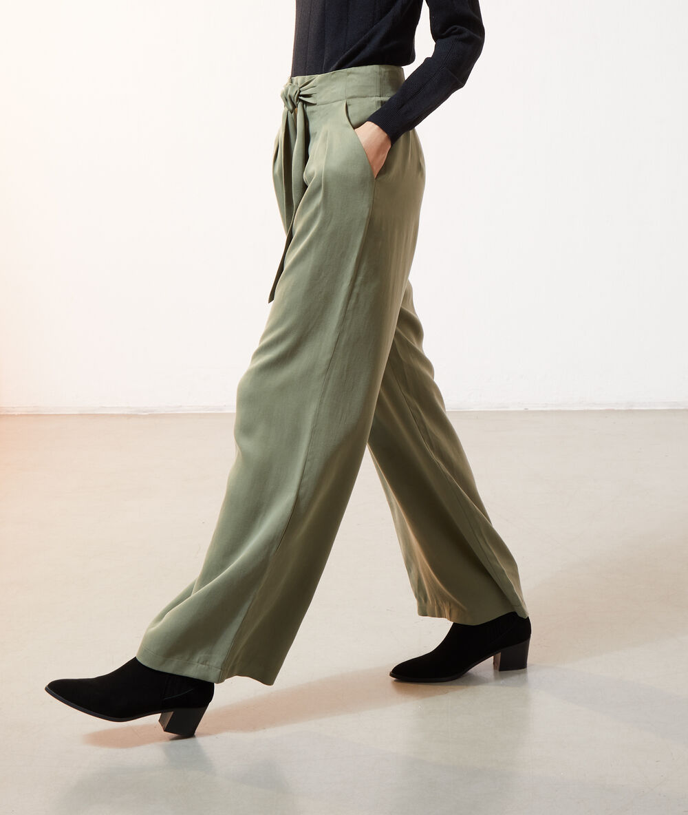 Pantalón ancho caqui.