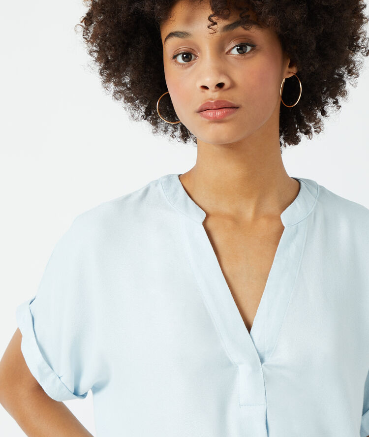 Camisa lisa azul cielo.