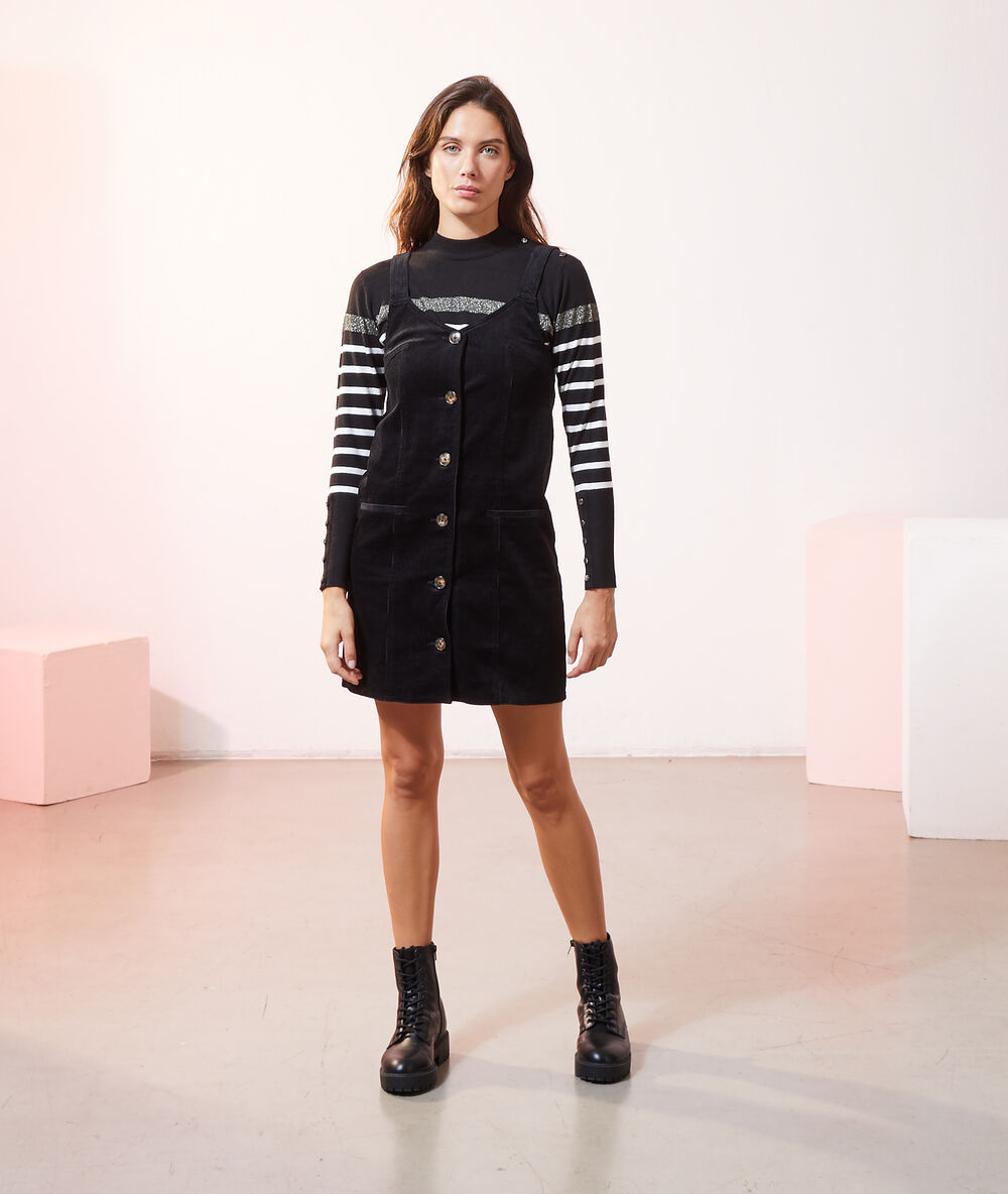 Robe salopette en velours noir.