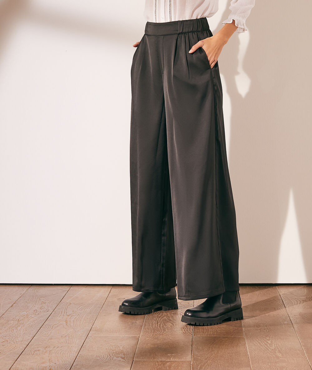 Pantalón ancho satinado negro.