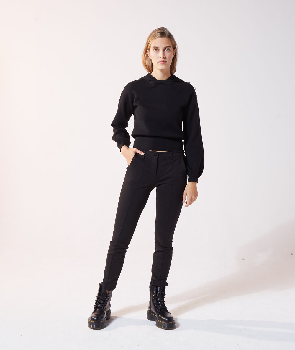 Sudadera con capucha negro.