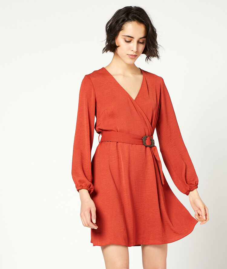 Vestido cruzado con cinturón rojo.