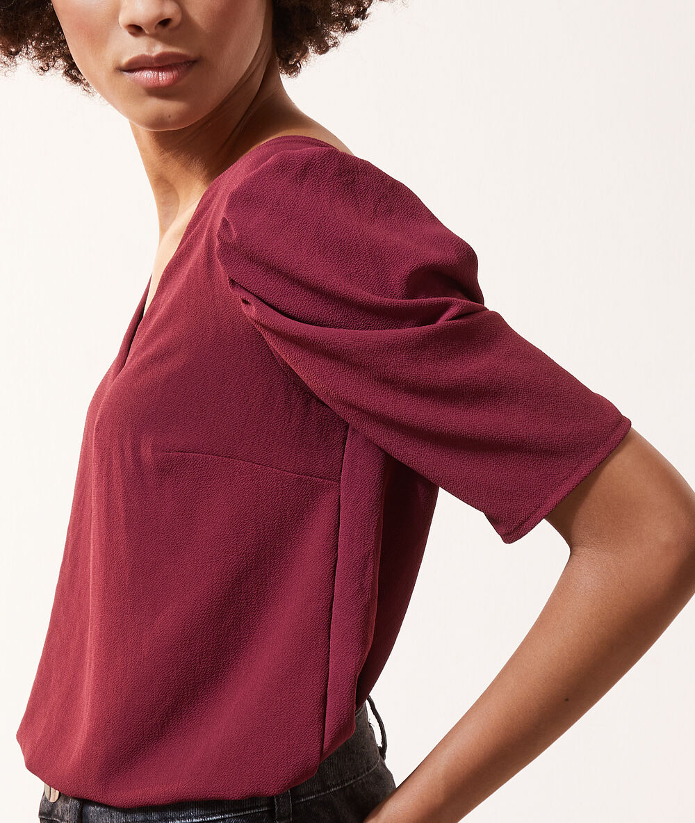 Blusa 2 en 1 con top integrado burdeos.